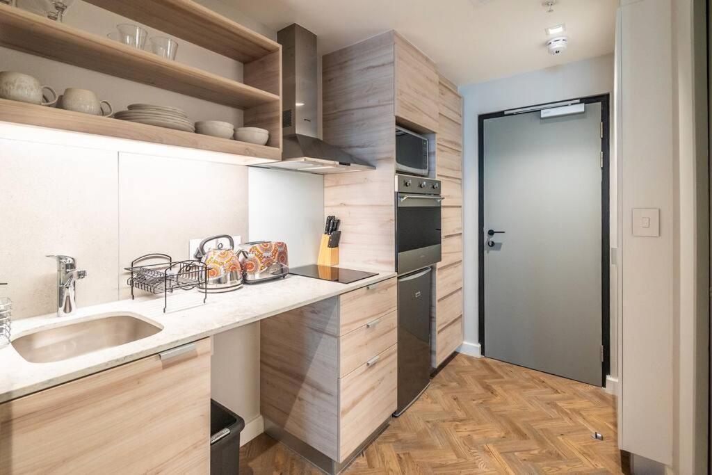 Urban Elegance Apartment *